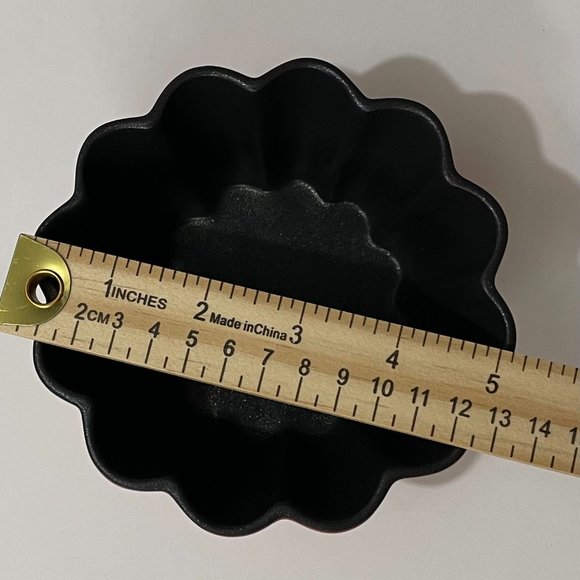 New Maxwell & Williams, Non-Stick Microstoven 5 In. Fluted Flan Pan, Set of 5 - Picture 6 of 8